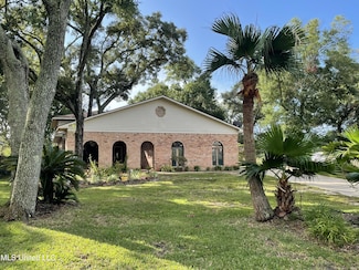 2524 Greenview Dr, Gulfport, MS 39507