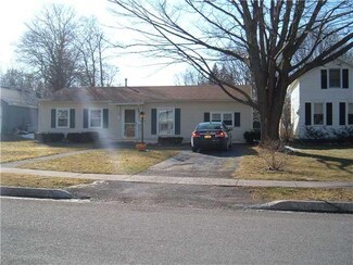 90 South St, Le Roy, NY 14482