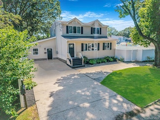 10 Roy Ave, West Islip, NY 11795