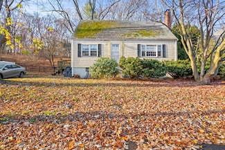 15 Crescent Rd, Woburn, MA 01801