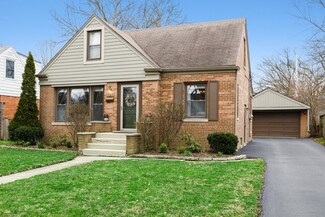 121 Mohawk Dr, Clarendon Hills, IL 60514