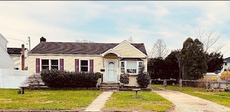 821 10th St, West Babylon, NY 11704