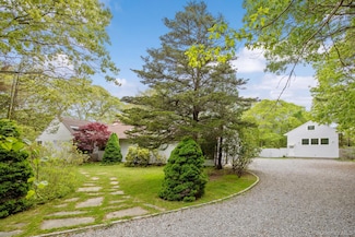 4 Evelyn Ct, Westhampton Beach, NY 11978