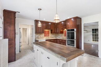 7976 Sunny Creek Dr, Germantown, TN 38138