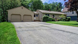 44 Ivanhoe Dr, Topsham, ME 04086