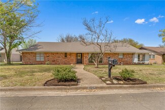 8225 Shadow Wood Dr, Woodway, TX 76712
