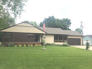 805 N 3rd St, Ashton, IL 61006