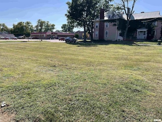 620 S 4th St, Clinton, IA 52732