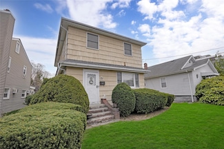 32 Elizabeth St, Farmingdale, NY 11735