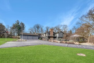 475 Duck Pond Ln, North Barrington, IL 60010