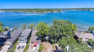 7608 Barnsbury Dr, West Bloomfield, MI 48324