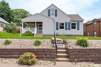 2609 N Howell St, Davenport, IA 52804