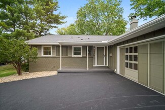 319 Hillside Ln, Bloomington, IL 61701