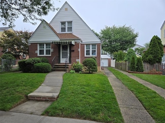 8251 257th St, Glen Oaks, NY 11004
