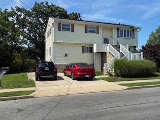 68 Knoll St, Lindenhurst, NY 11757