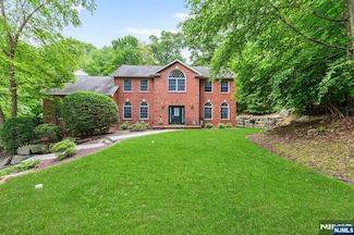 63 S Glen Rd, Kinnelon, NJ 07405