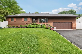 422 Old Bridge Rd, Northport, NY 11768