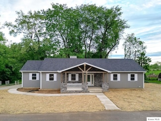 228 E Walnut St, Danville, OH 43014