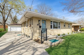1813 Pearl Dr, West Des Moines, IA 50265