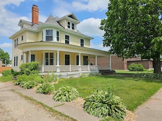 218 E Main St, Weyauwega, WI 54983