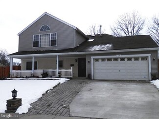47 Twin Leaf Ln, Levittown, PA 19054
