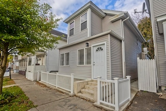 61 Pine St, Holyoke, MA 01040