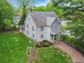 62 Lincoln Ave, Lynnfield, MA 01940