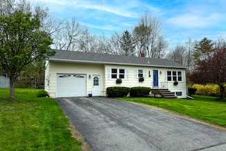 8 Valley St, Lewiston, ME 04240