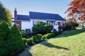 906 Shore Rd, Pocasset, MA 02559