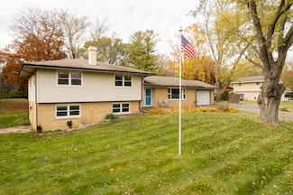 W199N9355 Wellington Dr, Menomonee Falls, WI 53051