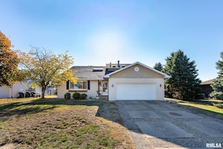 1604 El Camino Dr, Pekin, IL 61554