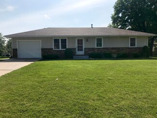 1221 S Westport Dr, Marshall, MO 65340