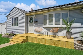 64 W Granada Ave, Lindenhurst, NY 11757