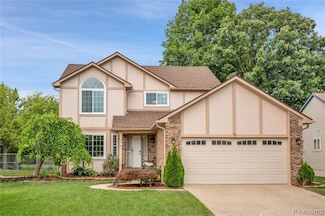 121 Larchwood Dr, Troy, MI 48083