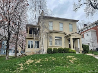 1114 Henry St, Alton, IL 62002