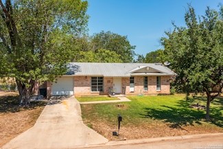 112 E Knippa St, Uvalde, TX 78801