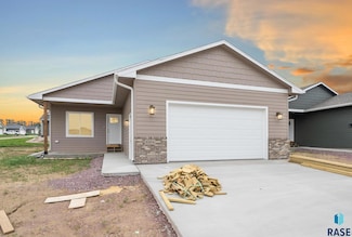 6104 N Seubert Ave, Sioux Falls, SD 57104