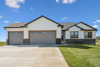 3726 Broomfield Dr, Cedar Falls, IA 50613