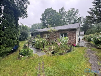 1021 N Crissey Rd, Holland, OH 43528