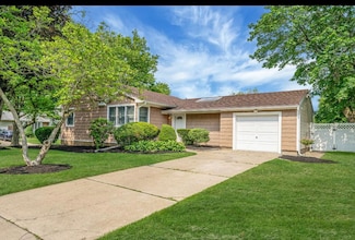 1 Leeward Ln, ComMacK, NY 11725