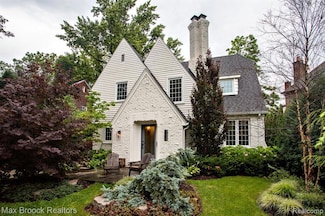 26008 Pembroke Rd, Huntington Woods, MI 48070