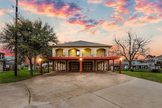 710 County Road 776 Palm, Liverpool, TX 77577