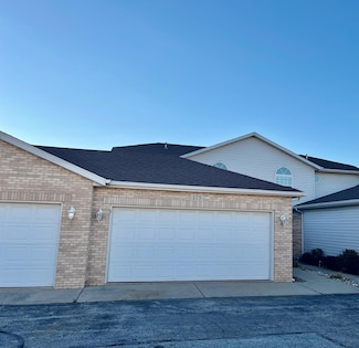 175 Mallard Pointe Dr, Valparaiso, IN 46385