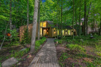 3975 Waldenwood Dr, Ann Arbor, MI 48105