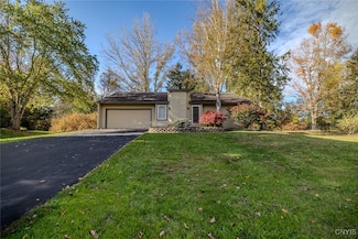 8801 Pasture Gate Ln, Baldwinsville, NY 13027