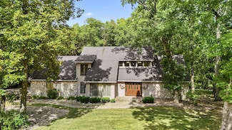 483 Roxbury Rd, Valparaiso, IN 46385