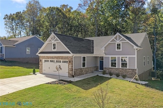 289 Pleasants Ln, Kilmarnock, VA 22482
