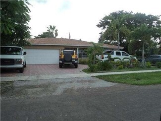 971 W Country Club Cir, Plantation, FL 33317