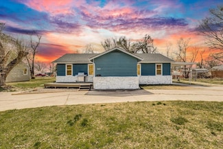 317 E 6th St, Halstead, KS 67056