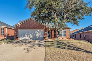 8141 Whitney Ln, Fort Worth, TX 76120